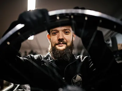 Elegant og minimalistisk soveværelse med lyse nuancer og dekorative detaljer.