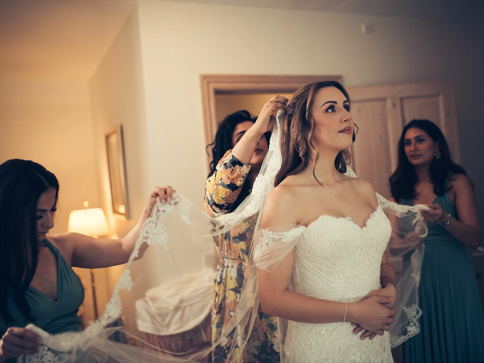 Brudepar griner under vielsen, mens præsten smiler i baggrunden – autentiske bryllupsbilleder fra en bryllupsfotograf i København og på Sjælland.