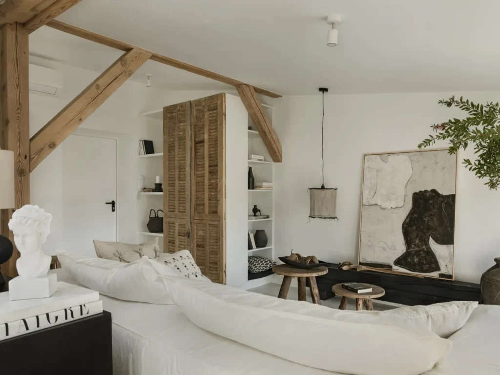 Stilfuldt og rustikt soveværelse med træbjælker og kunstneriske detaljer.