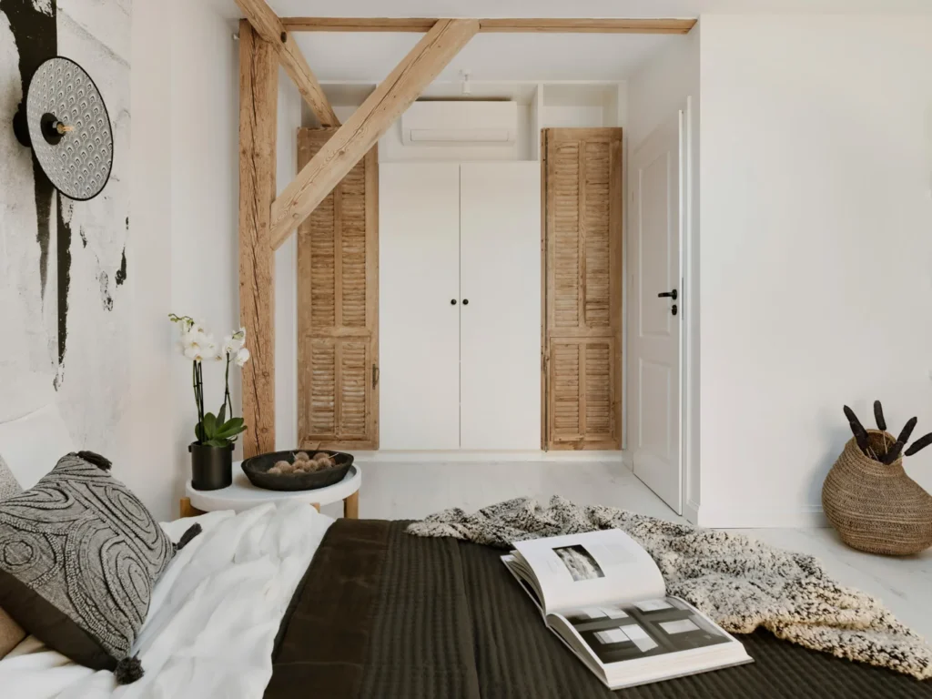 Smukt indrettet soveværelse med naturlige træelementer og moderne detaljer.