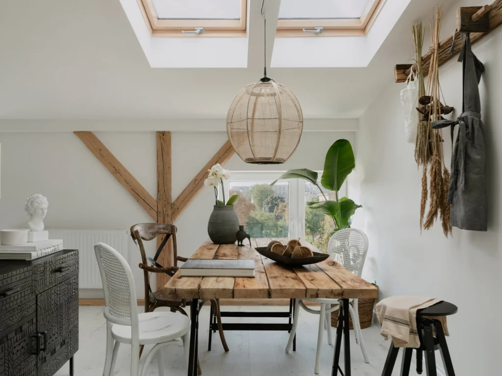 Moderne køkken med mørke træskabe og rustikke detaljer.