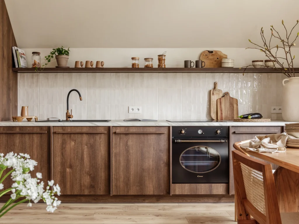 Moderne køkken med mørke træskabe og rustikke detaljer.