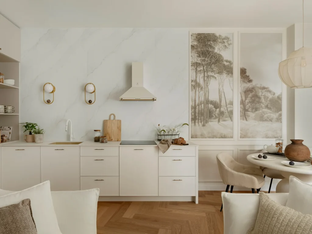 Moderne køkken og spiseområde med kunstneriske vægdetaljer og elegant indretning.