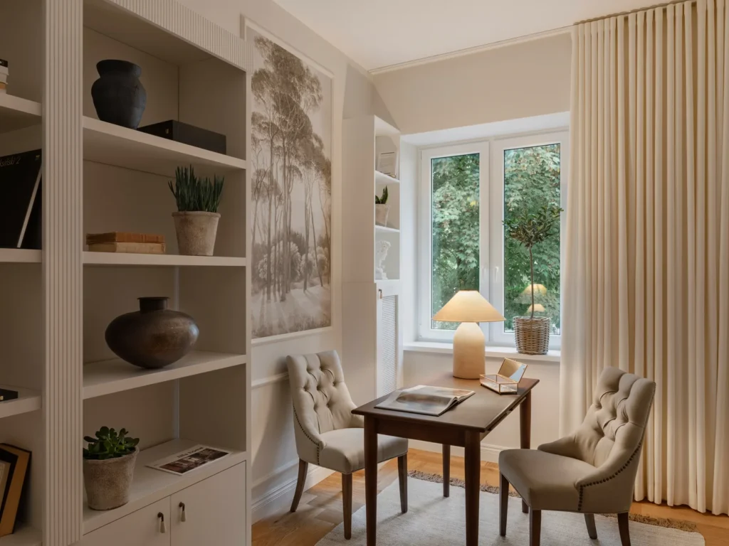 Elegant og hyggelig hjemmearbejdsplads med naturligt lys og stilfuld indretning.